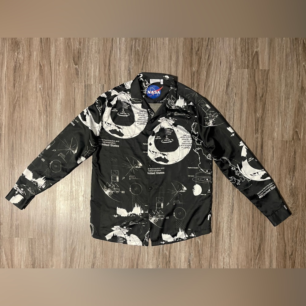 ASOS DESIGN NASA Men’s  relaxed revere shirt in black with white print Size :M